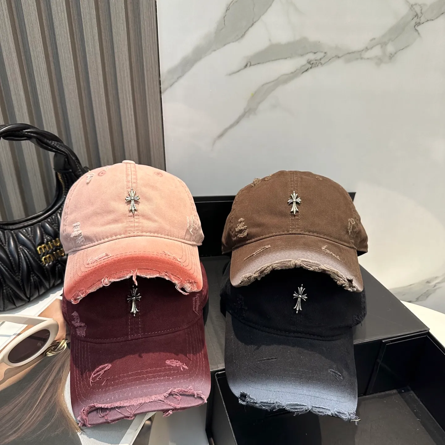P60 Crow Heart 🆕🆕New baseball cap, stylish and classic cross logo, casual with a cool feeling, unisex style, same style for men and women! Very easy to match! Head circumference: 56-58cm is available